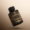 Frasco de Oud for Greatness de Initio sobre fondo beige degradado