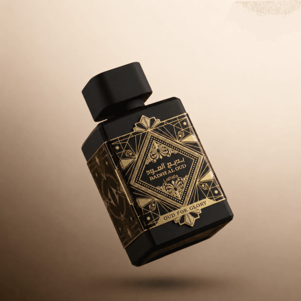 Frasco de Oud for Greatness de Initio sobre fondo beige degradado