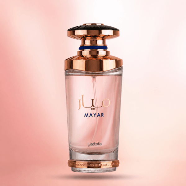 Frasco de Mayar de Lattafa sobre fondo rosa degradado