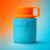 Frasco de Odyssey Mandarin Sky de Armaf sobre fondo naranja degradado