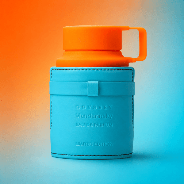 Frasco de Odyssey Mandarin Sky de Armaf sobre fondo naranja degradado