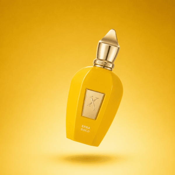 Frasco de Erba Gold de Xerjoff sobre fondo amarillo degradado