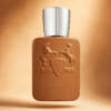 Frasco de Althaïr de Parfums de Marly sobre fondo ámbar degradado