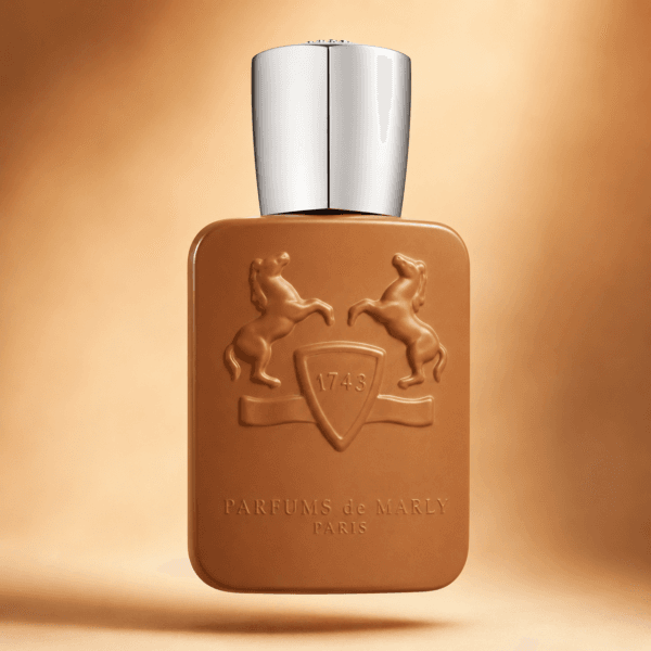 Frasco de Althaïr de Parfums de Marly sobre fondo ámbar degradado