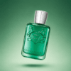 Frasco de Greenley de Parfums de Marly sobre fondo verde degradado