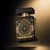 Frasco de Oud for Greatness EDP flotando sobre fondo degradado