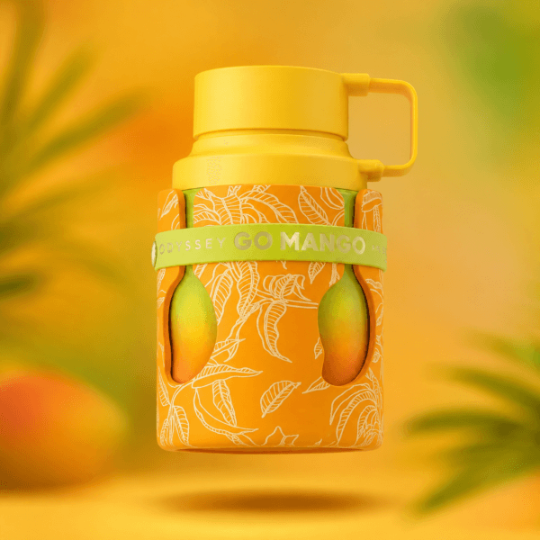 Frasco de Odyssey Go Mango EDP flotando sobre fondo degradado